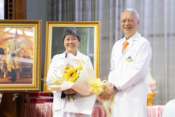 ขอแสดงความยินดีกับ  อาจารย์พรจิต จิตรถเวช ได้รับคัดเลือกเป็น “อาจารย์ดีเด่นประจำหลักสูตรวิทยาศาสตร์สื่อความหมายและความผิดปกติของการสื่อความหมาย”