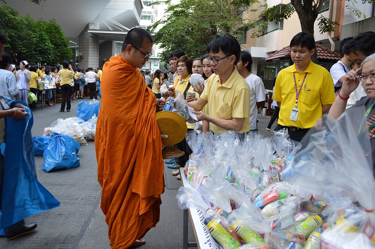 ﻿พิธีทำบุญตักบาตร 2558