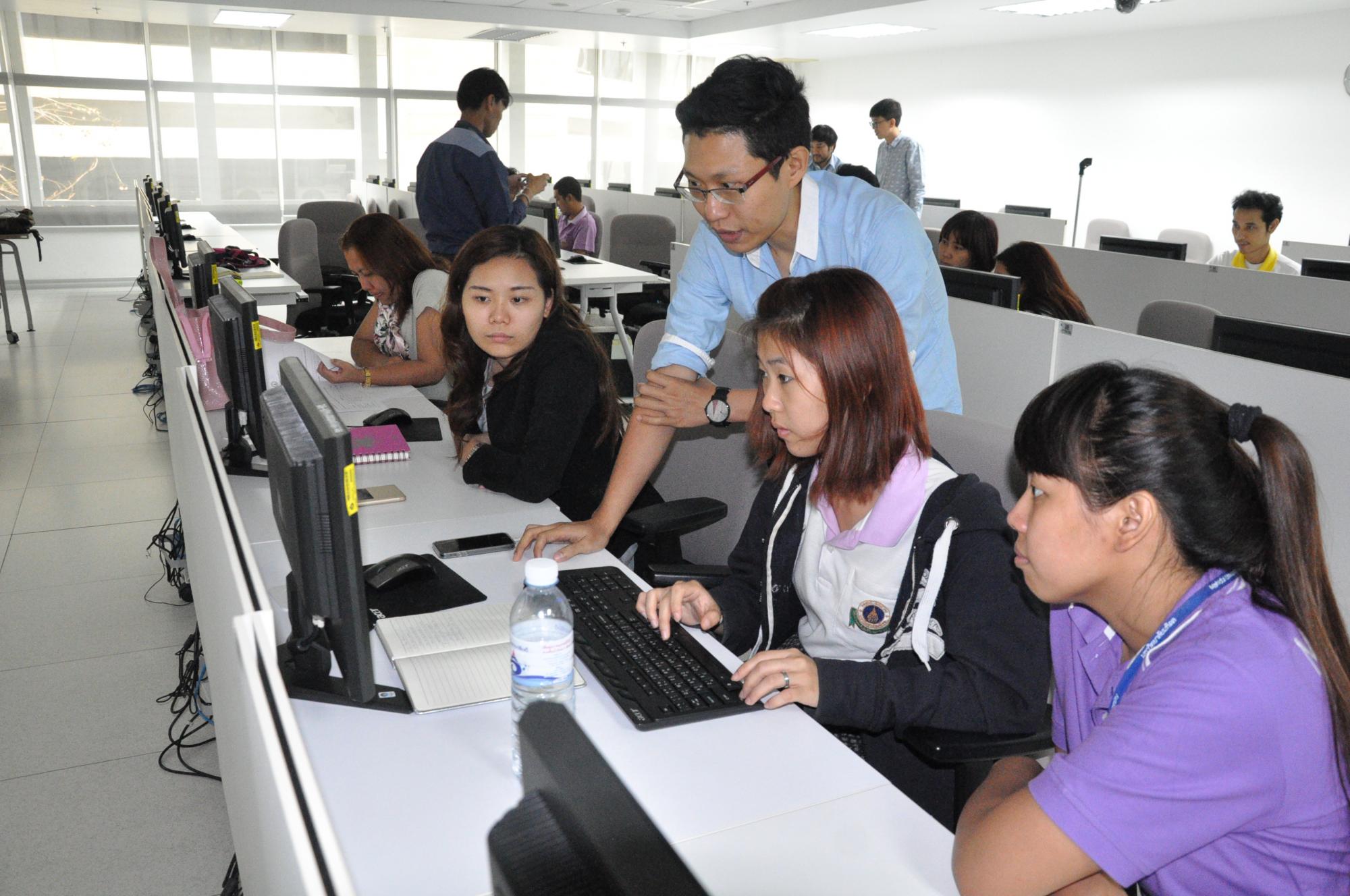 คณะผู้บริหารคณะ ฯ และภาควิชารังสีวิทยา ร่วมประชุมเรื่อง “การจัดทำข้อตกลงการปฏิบัติงาน (PA) ระหว่างคณบดีกับหัวหน้าภาควิชาและผู้อำนวยการโรงเรียน ฯ” ปีงบประมาณ 2559 งานสื่อสารองค์กรจัดอบรม “โครงการพัฒนาบุคลากรด้านการออกแบบสื่อประชาสัมพันธ์”