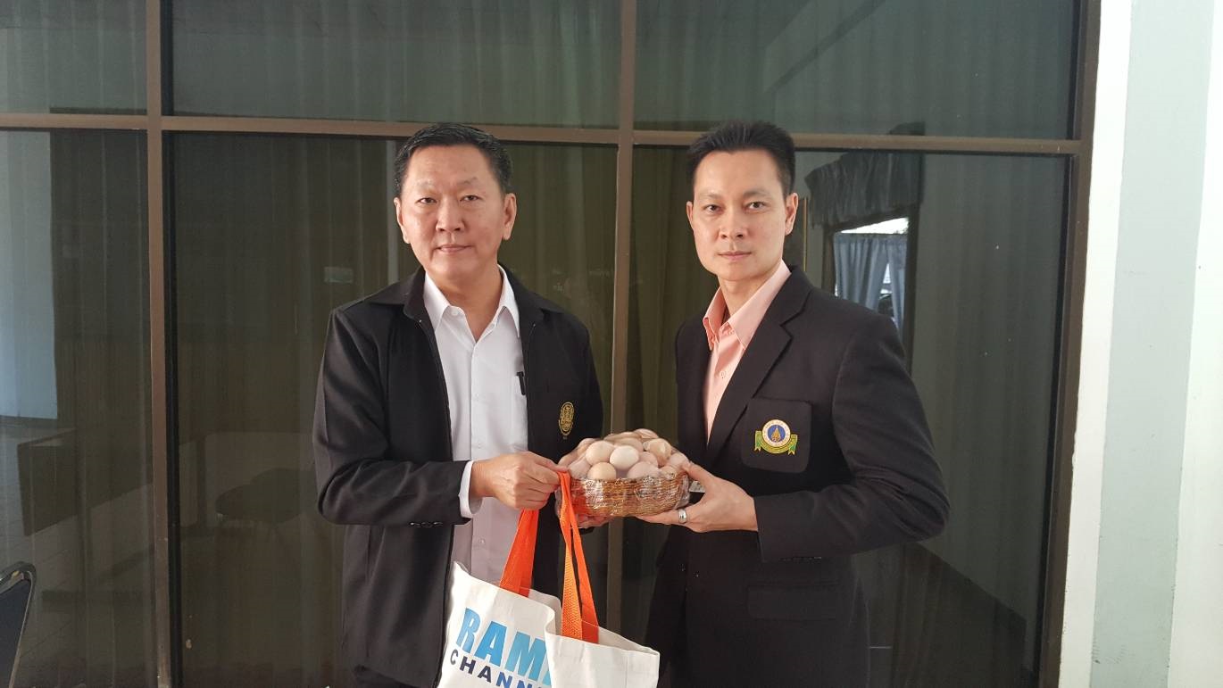 เข้าพบและมอบของที่ระลึกแก่หัวหน้าสำนักงานประชาสัมพันธ์จังหวัดปทุมธานี เข้าพบและมอบของที่ระลึกแก่หัวหน้าสำนักงานประชาสัมพันธ์จังหวัดปทุมธานี