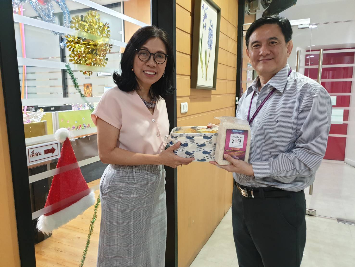เข้าพบและมอบของที่ระลึกแก่หัวหน้าสำนักงานประชาสัมพันธ์จังหวัดปทุมธานี