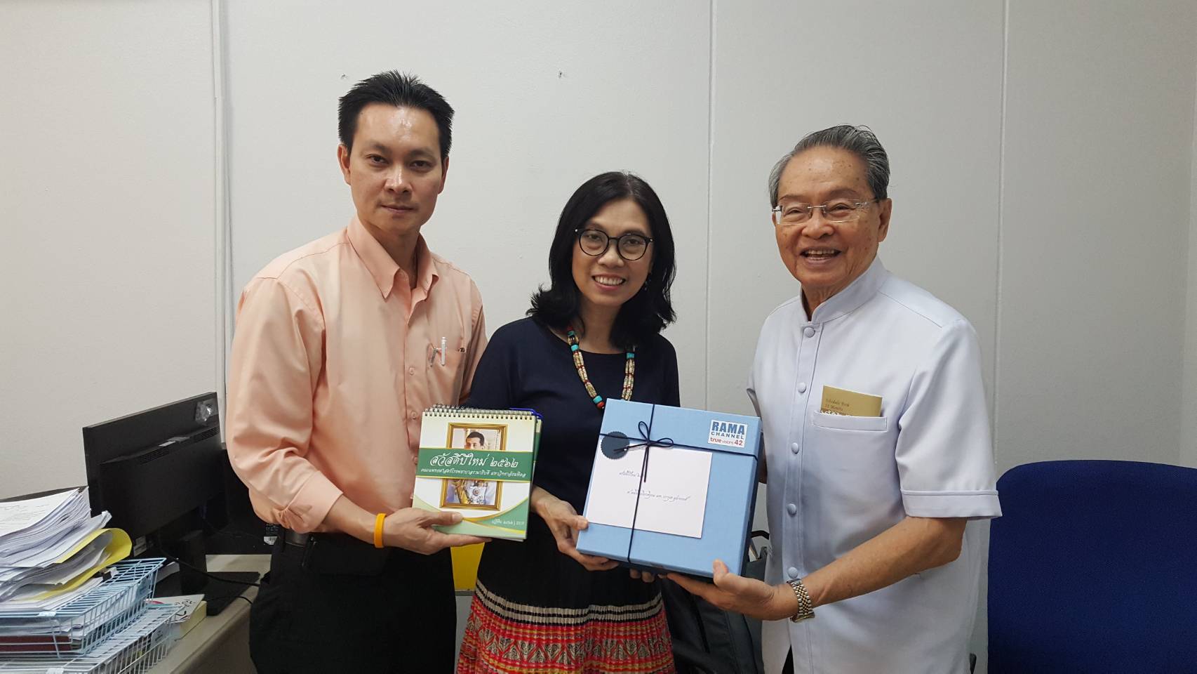 เข้าพบและมอบของที่ระลึกแก่หัวหน้าสำนักงานประชาสัมพันธ์จังหวัดปทุมธานี