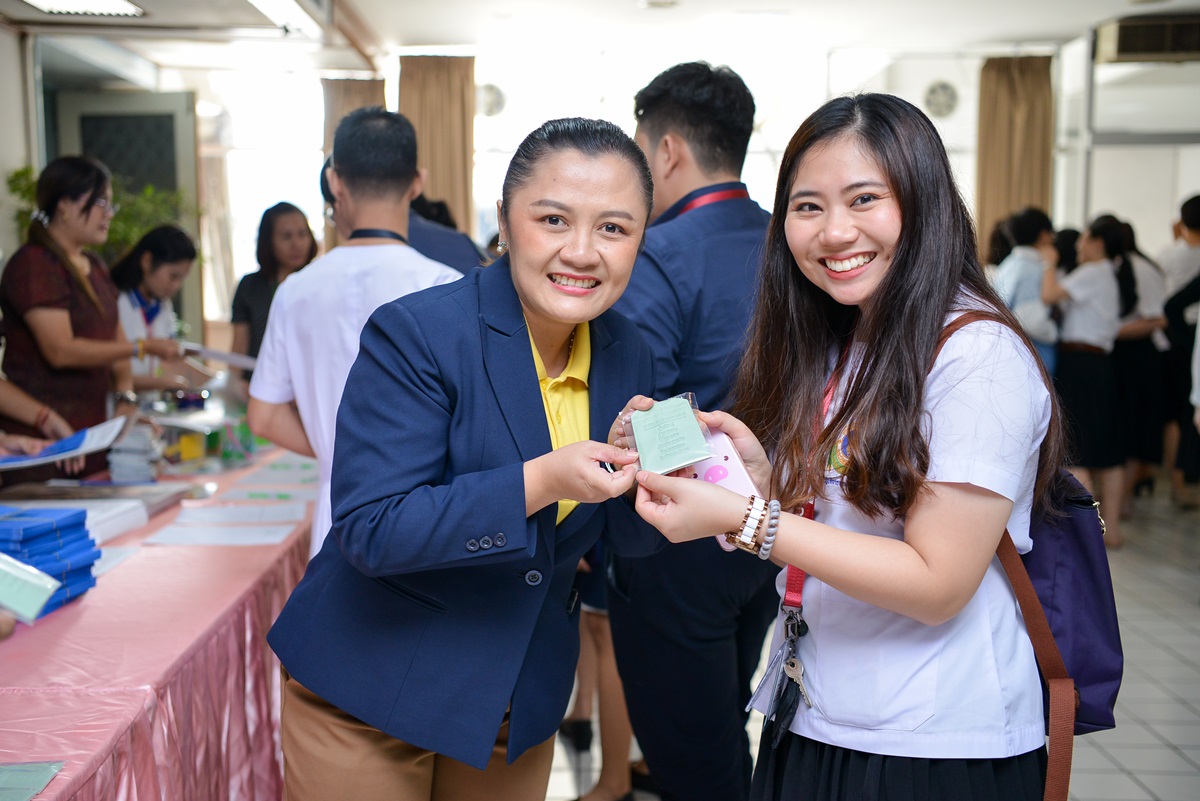 งานสื่อสารองค์กร ร่วมมอบของที่ระลึกแก่บัณฑิต ในวันซ้อมย่อยพิธีพระราชทานปริญญาบัตร ประจำปี 2562 งานสื่อสารองค์กร ร่วมมอบของที่ระลึกแก่บัณฑิต ในวันซ้อมย่อยพิธีพระราชทานปริญญาบัตร ประจำปี 2562