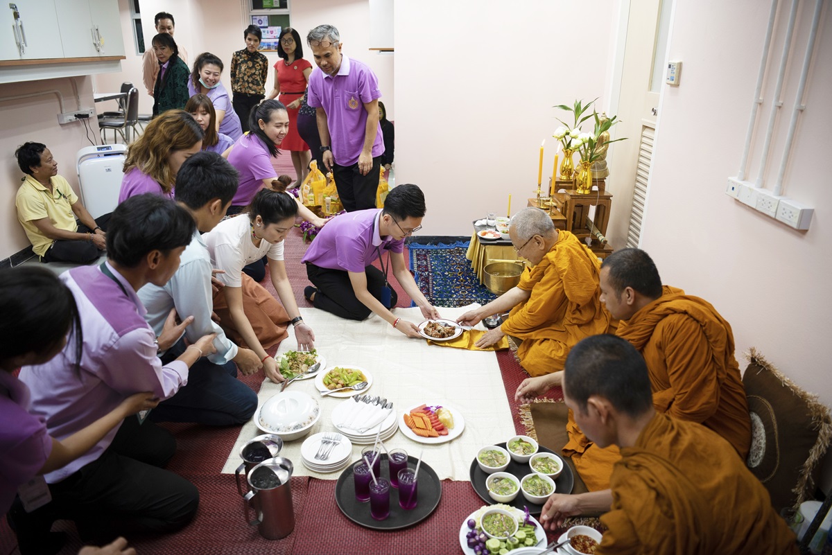 พิธีทำบุญในโอกาสปรับปรุงสำนักงานของงานสื่อสารองค์กร พิธีทำบุญในโอกาสปรับปรุงสำนักงานของงานสื่อสารองค์กร"