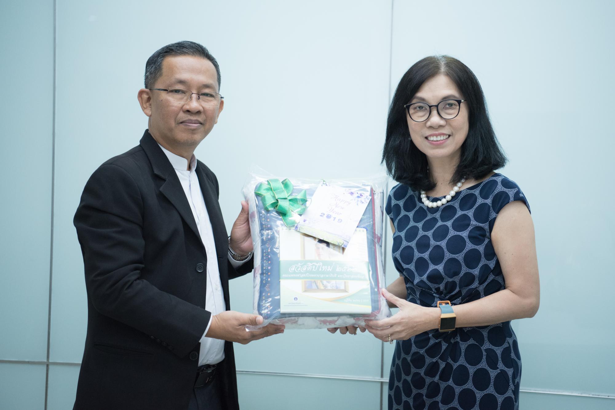 เข้าพบและมอบของที่ระลึกแก่หัวหน้าสำนักงานประชาสัมพันธ์จังหวัดปทุมธานี เข้าพบและมอบของที่ระลึกแก่หัวหน้าสำนักงานประชาสัมพันธ์จังหวัดปทุมธานี
