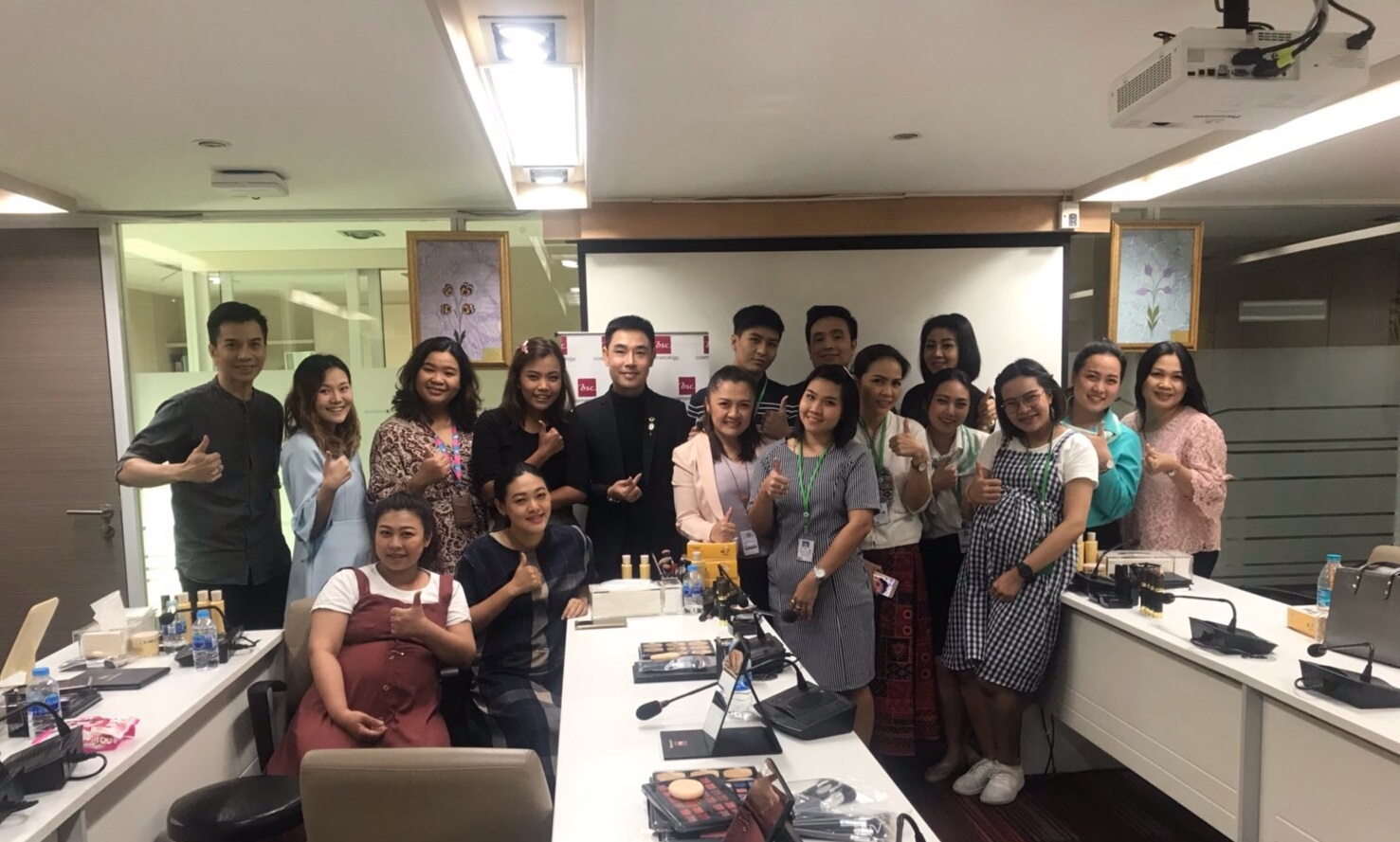 เข้าพบและมอบของที่ระลึกแก่หัวหน้าสำนักงานประชาสัมพันธ์จังหวัดปทุมธานี