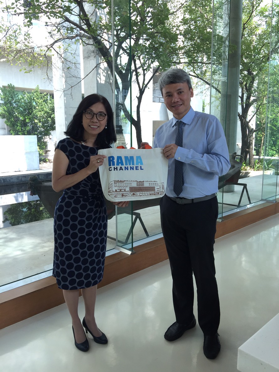 เข้าพบและมอบของที่ระลึกแก่หัวหน้าสำนักงานประชาสัมพันธ์จังหวัดปทุมธานี เข้าพบและมอบของที่ระลึกแก่หัวหน้าสำนักงานประชาสัมพันธ์จังหวัดปทุมธานี
