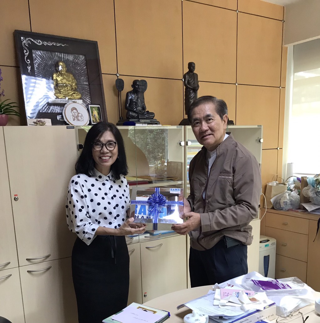 เข้าพบและมอบของที่ระลึกแก่หัวหน้าสำนักงานประชาสัมพันธ์จังหวัดปทุมธานี