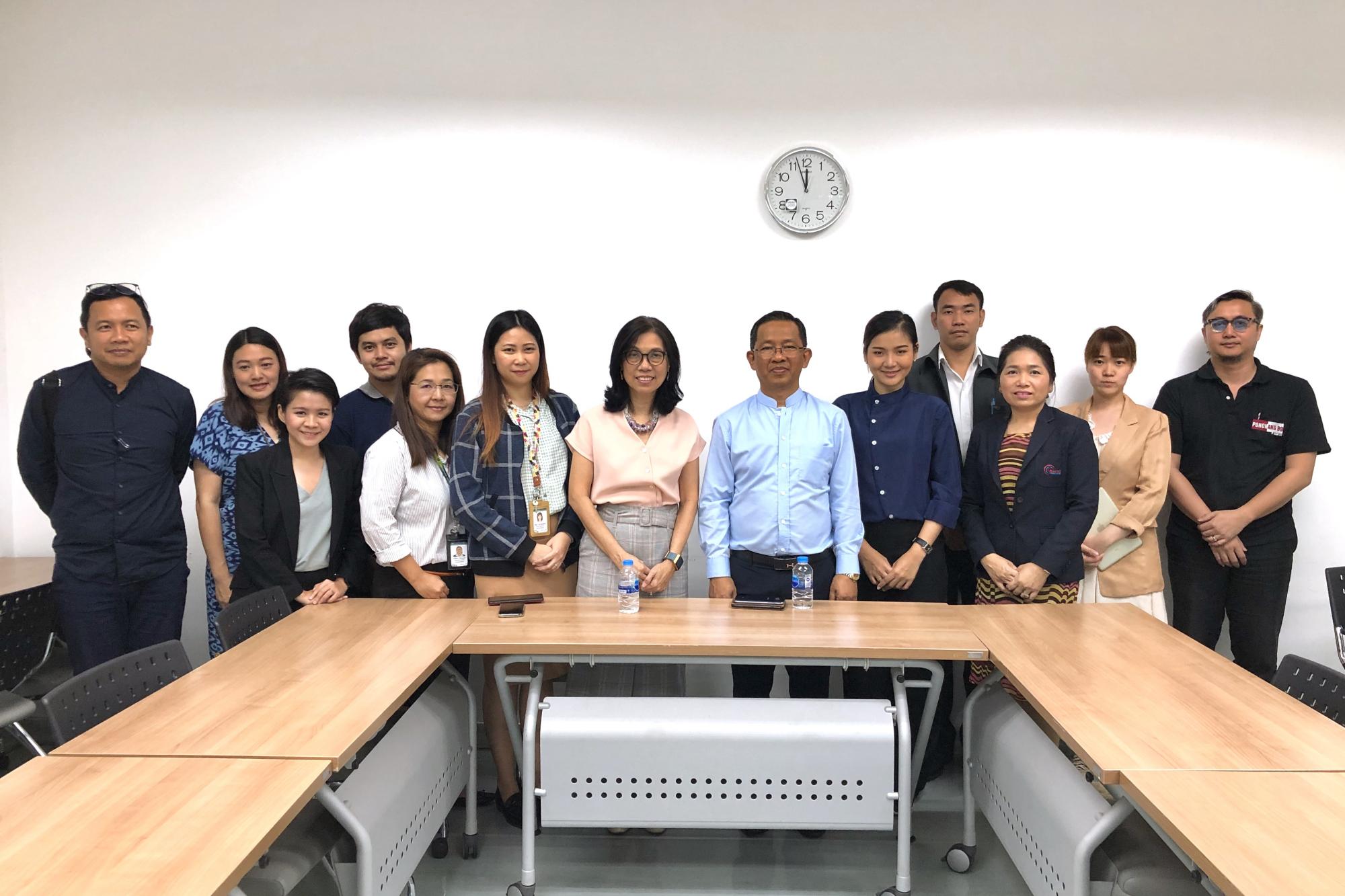เข้าพบและมอบของที่ระลึกแก่หัวหน้าสำนักงานประชาสัมพันธ์จังหวัดปทุมธานี