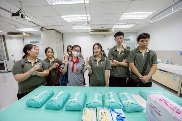 คณะครูและนักเรียนระดับชั้นมัธยมศึกษาปีที่ 5 จาก โรงเรียนสาธิตมหาวิทยาลัยศรีนครินทรวิโรฒ ประสานมิตร และผู้ดูแล “สิรินธรทันตพิพิธ” ได้เข้าเยี่ยมชมหอจดหมายเหตุและพิพิธภัณฑ์รามาธิบดี หน่วยห้องปฏิบัติการทักษะทางคลินิก งานบริหารทรัพยากรการเรียนรู้