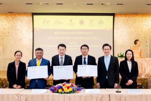 พิธีลงนามสัญญาอนุญาตให้ใช้สิทธิในผลงานวิจัย "หุ่นจำลองสำหรับฝึกเจาะหลอดเลือดและใส่สายสวน" ระหว่างมหาวิทยาลัยมหิดล กับ บริษัท เอส.ที.พี.เม็ดดิเทค จำกัด
