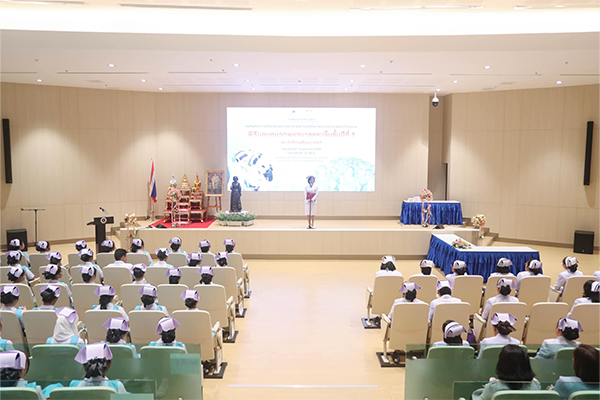 โรงเรียนพยาบาลรามาธิบดี คณะแพทยศาสตร์โรงพยาบาลรามาธิบดี มหาวิทยาลัยมหิดล จัดพิธีมอบหมวกพยาบาลและเข็มชั้นปีที่ 2 ประจำปีการศึกษา 2567