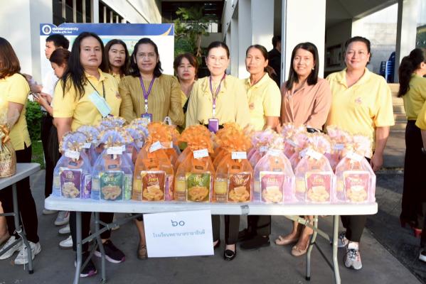 โรงเรียนพยาบาลรามาธิบดี คณะแพทยศาสตร์โรงพยาบาลรามาธิบดี มหาวิทยาลัยมหิดล ร่วมพิธีทำบุญตักบาตรและถวายพระพรชัยมงคล เนื่องในวโรกาสวันเฉลิมพระชนมพรรษา พระบาทสมเด็จพระปรเมนทร รามาธิบดีศรีสินทรมหาวชิราลงกรณ พระวชิรเกล้าเจ้าอยู่หัว