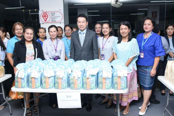 โรงเรียนพยาบาลรามาธิบดี คณะแพทยศาสตร์โรงพยาบาลรามาธิบดี มหาวิทยาลัยมหิดล ร่วมพิธีทำบุญตักบาตร เนื่องในโอกาสวันเฉลิมพระชนมพรรษา 93 พรรษา วันที่ 12 สิงหาคม 2568  สมเด็จพระนางเจ้าสิริกิติ์ พระบรมราชินีนาถ พระบรมราชชนนีพันปีหลวง