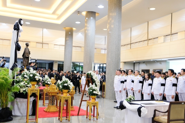 โรงเรียนพยาบาลรามาธิบดี คณะแพทยศาสตร์โรงพยาบาลรามาธิบดี มหาวิทยาลัยมหิดล ร่วมพิธีถวายความอาลัยและน้อมรำลึกในพระมหากรุณาธิคุณ แด่ สมเด็จพระนางเจ้าสิริกิติ์ พระบรมราชินีนาถ พระบรมราชชนนีพันปีหลวง