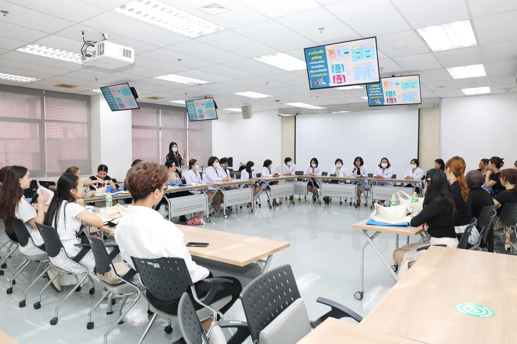 โรงเรียนพยาบาลรามาธิบดี คณะแพทยศาสตร์โรงพยาบาลรามาธิบดี มหาวิทยาลัยมหิดล ให้การต้อนรับ Dr. Heike Roth, Midwifery Lecturer และนักศึกษาผดุงครรภ์จาก University of Technology Sydney (UTS) เครือรัฐออสเตรเลีย โรงเรียนพยาบาลรามาธิบดี คณะแพทยศาสตร์โรงพยาบาลรามาธิบดี มหาวิทยาลัยมหิดล ให้การต้อนรับ Dr. Heike Roth, Midwifery Lecturer และนักศึกษาผดุงครรภ์จาก University of Technology Sydney (UTS) เครือรัฐออสเตรเลีย