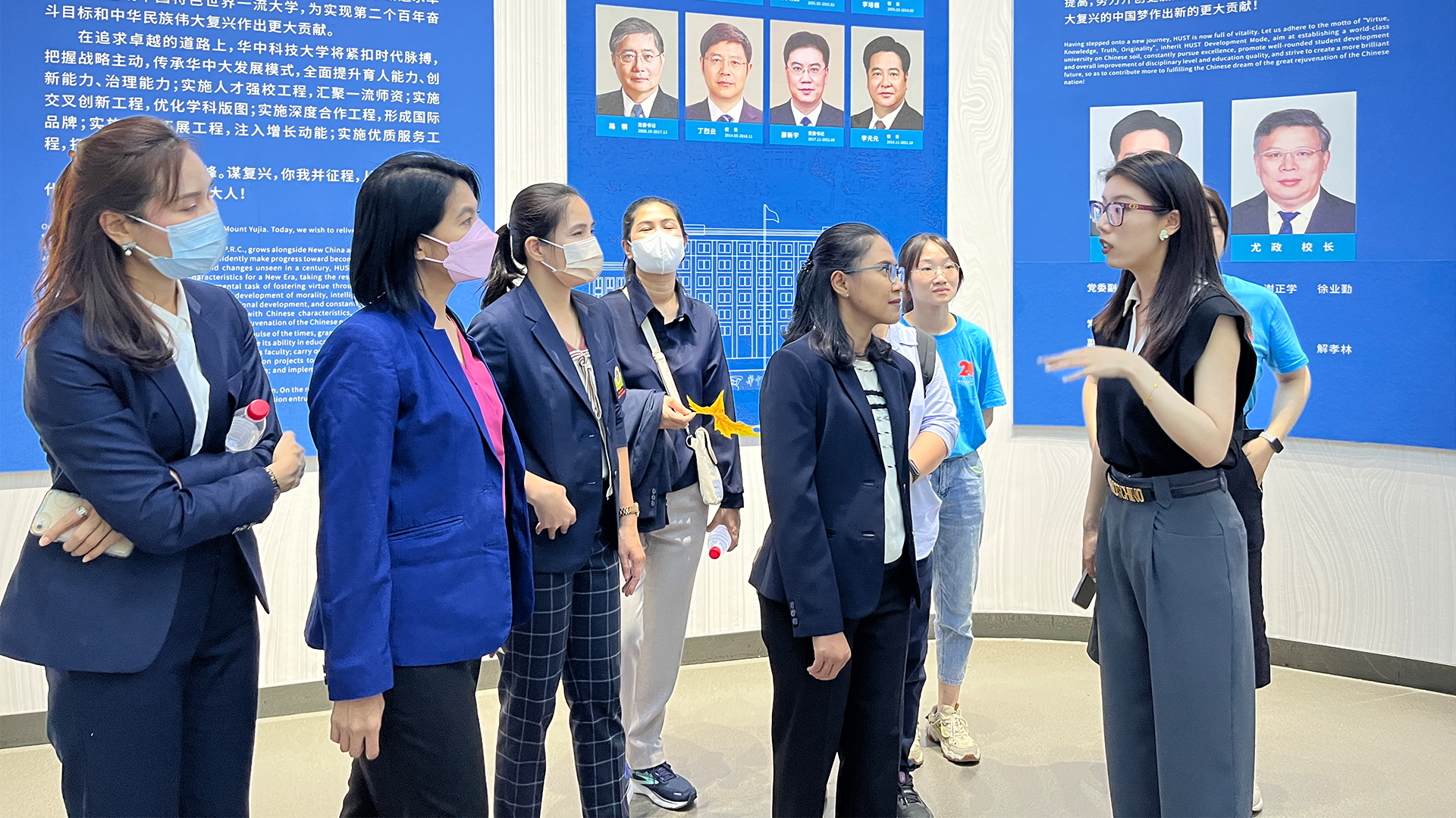 "โครงการศึกษาดูงานการดูแลผู้ป่วยวิกฤตและผู้ป่วยโรคเรื้อรัง หลักสูตรฝึกอบรมพยาบาลขั้นสูงระดับวุฒิบัตร สาขาการพยาบาลผู้ใหญ่และผู้สูงอายุ โรงเรียนพยาบาลรามาธิบดี" ณ เมืองอู่ฮั่น สาธารณรัฐประชาชนจีน "โครงการศึกษาดูงานการดูแลผู้ป่วยวิกฤตและผู้ป่วยโรคเรื้อรัง หลักสูตรฝึกอบรมพยาบาลขั้นสูงระดับวุฒิบัตร สาขาการพยาบาลผู้ใหญ่และผู้สูงอายุ โรงเรียนพยาบาลรามาธิบดี" ณ เมืองอู่ฮั่น สาธารณรัฐประชาชนจีน