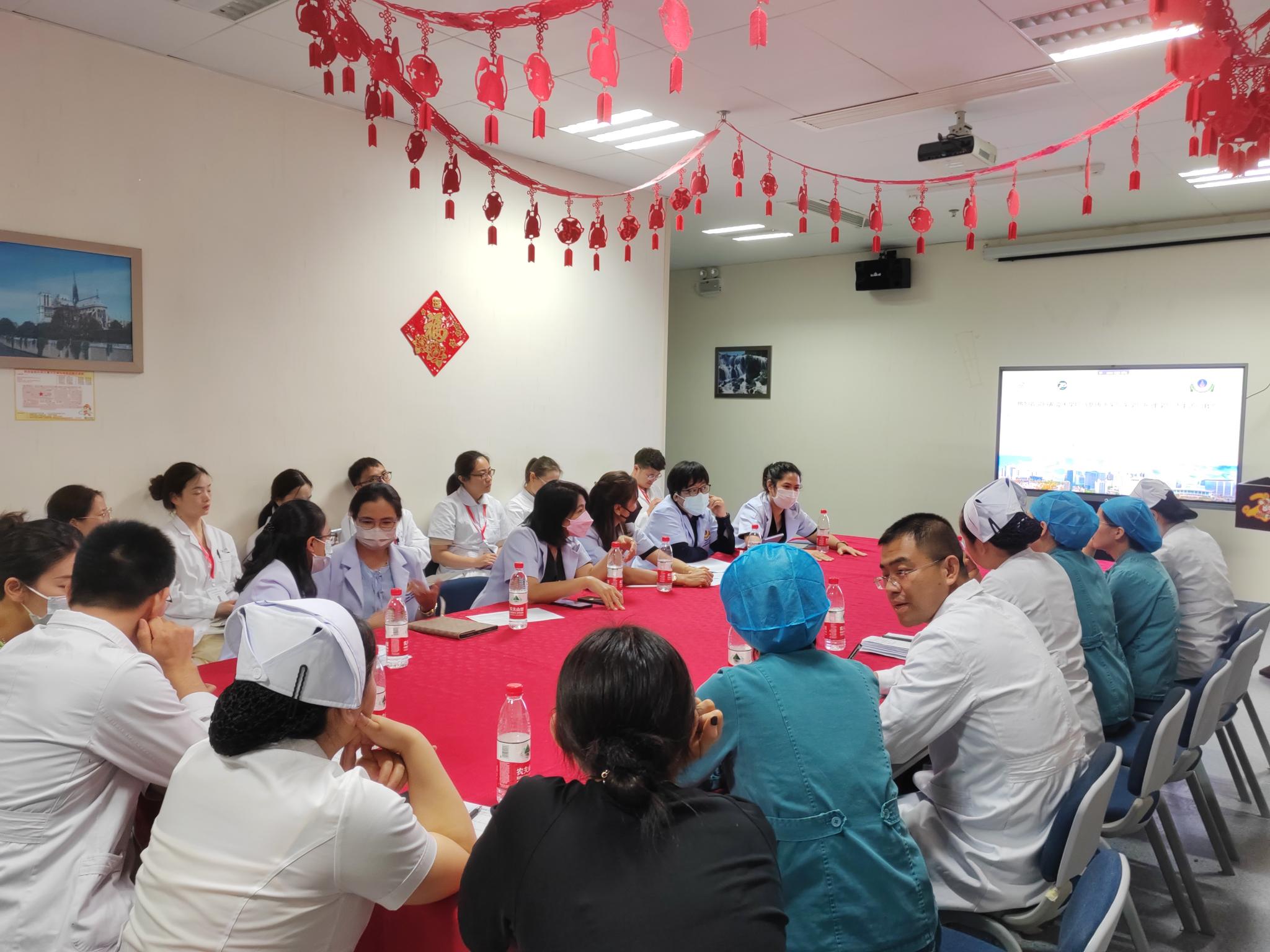 "โครงการศึกษาดูงานการดูแลผู้ป่วยวิกฤตและผู้ป่วยโรคเรื้อรัง หลักสูตรฝึกอบรมพยาบาลขั้นสูงระดับวุฒิบัตร สาขาการพยาบาลผู้ใหญ่และผู้สูงอายุ โรงเรียนพยาบาลรามาธิบดี" ณ เมืองอู่ฮั่น สาธารณรัฐประชาชนจีน "โครงการศึกษาดูงานการดูแลผู้ป่วยวิกฤตและผู้ป่วยโรคเรื้อรัง หลักสูตรฝึกอบรมพยาบาลขั้นสูงระดับวุฒิบัตร สาขาการพยาบาลผู้ใหญ่และผู้สูงอายุ โรงเรียนพยาบาลรามาธิบดี" ณ เมืองอู่ฮั่น สาธารณรัฐประชาชนจีน