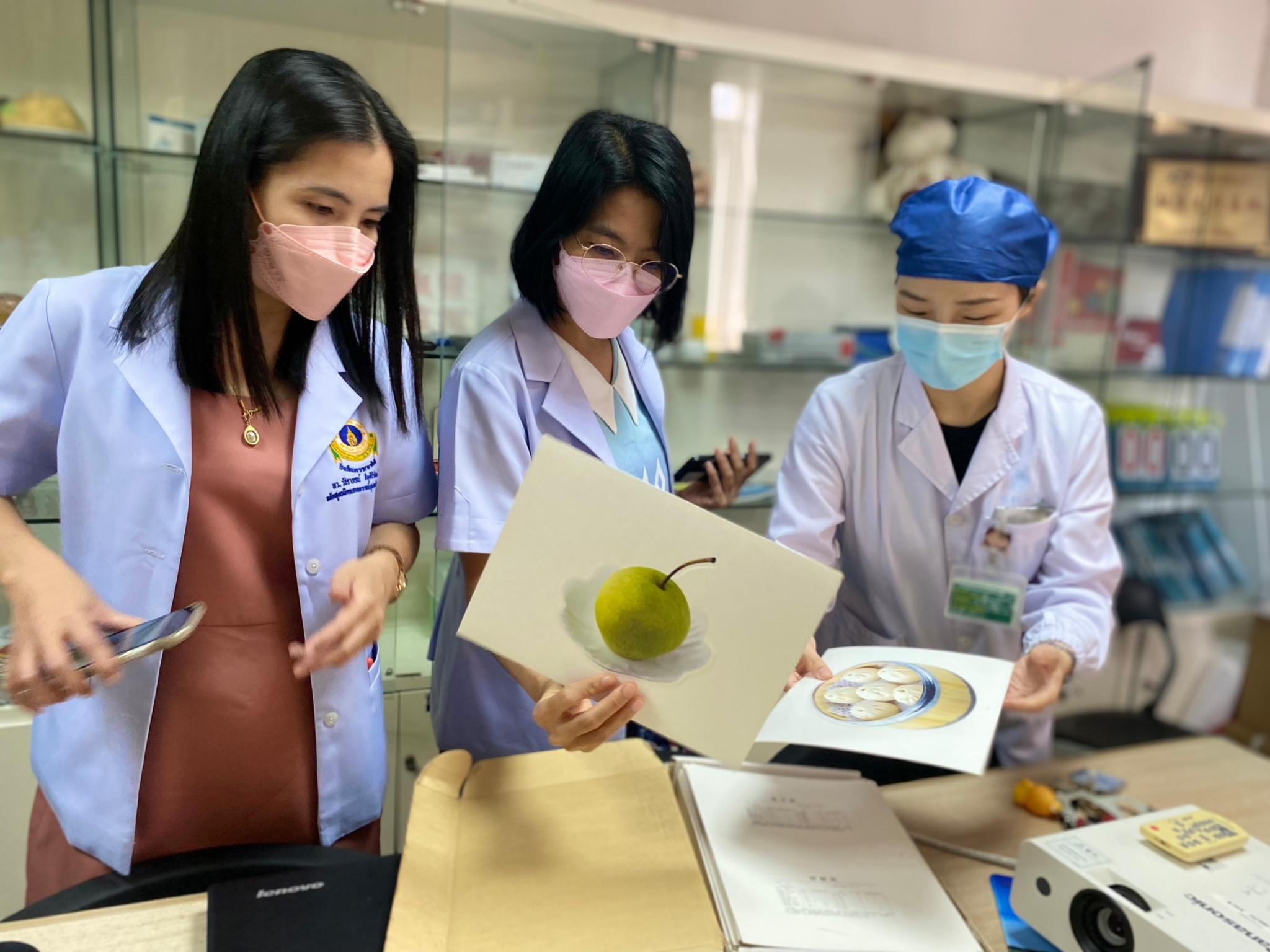 "โครงการศึกษาดูงานการดูแลผู้ป่วยวิกฤตและผู้ป่วยโรคเรื้อรัง หลักสูตรฝึกอบรมพยาบาลขั้นสูงระดับวุฒิบัตร สาขาการพยาบาลผู้ใหญ่และผู้สูงอายุ โรงเรียนพยาบาลรามาธิบดี" ณ เมืองอู่ฮั่น สาธารณรัฐประชาชนจีน "โครงการศึกษาดูงานการดูแลผู้ป่วยวิกฤตและผู้ป่วยโรคเรื้อรัง หลักสูตรฝึกอบรมพยาบาลขั้นสูงระดับวุฒิบัตร สาขาการพยาบาลผู้ใหญ่และผู้สูงอายุ โรงเรียนพยาบาลรามาธิบดี" ณ เมืองอู่ฮั่น สาธารณรัฐประชาชนจีน