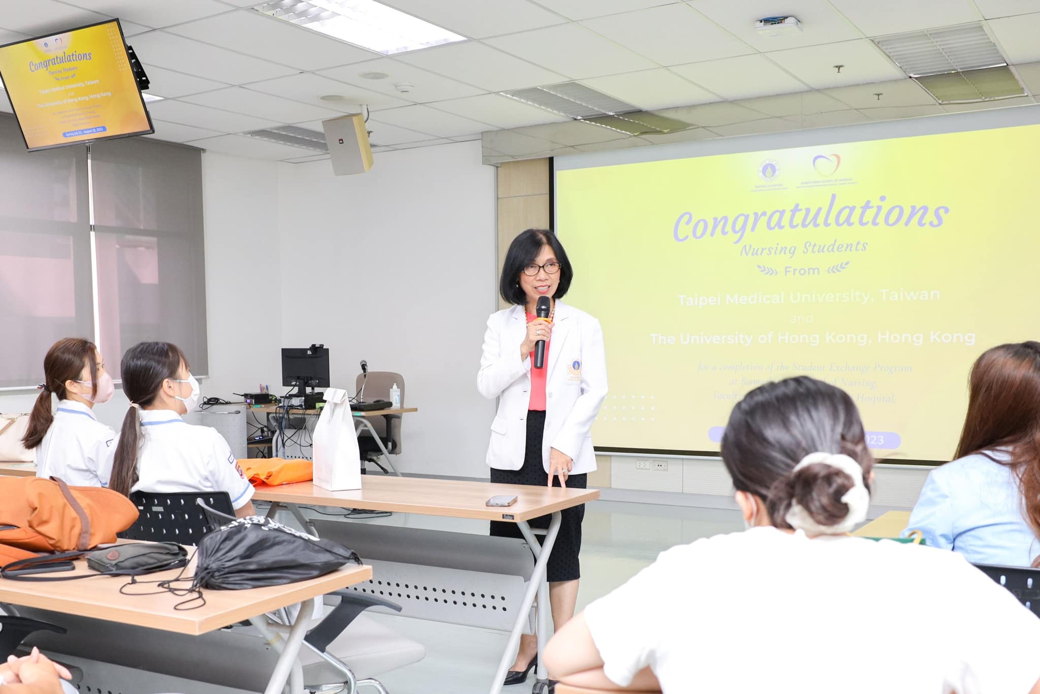 A farewell ceremony for exchange nursing students from Taipei Medical University, Taiwan, and University of Hong Kong, Hong Kong.