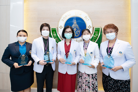 ผู้บริหาร คณาจารย์ และบุคลากรของโรงเรียนพยาบาลรามาธิบดี คณะแพทยศาสตร์โรงพยาบาลรามาธิบดี มหาวิทยาลัยมหิดล เข้ารับโล่รางวัลเชิดชูเกียรติบุคลากรคณะฯ ประจำปี 2564