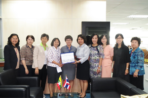 โรงเรียนพยาบาลรามาธิบดีมอบเงินบริจาคช่วยเหลืออุทกภัยพม่า