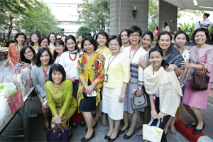 พิธีทำบุญตักบาตรเนื่องในโอกาสส่งท้ายปีเก่าต้อนรับปีใหม่ 2558