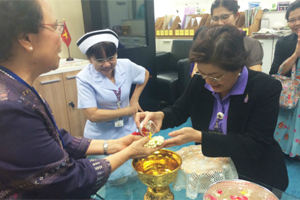 ร่วมรดน้ำขอพรอาจารย์ผู้ใหญ่โรงเรียนพยาบาลรามาธิบดี เนื่องในเทศกาลวันสงกรานต์ 2558