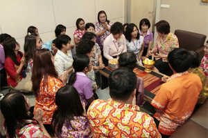 ร่วมรดน้ำดำหัวขอพรรักษาการแทนผู้อำนวยการโรงเรียนพยาบาลรามาธิบดี เนื่องในเทศกาลวันสงกรานต์ 2558