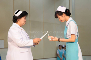 พิธีมอบหมวกพยาบาลและเข็มชั้นปี แก่นักศึกษาพยาบาลชั้นปีที่ 2 ประจำปี 2560