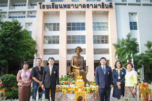 โรงเรียนพยาบาลรามาธิบดีประกอบพิธีบวงสรวงพระราชานุสาวรีย์สมเด็จพระศรีนครินทราบรมราชชนนี