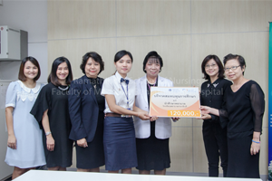 ผู้อำนวยการโรงเรียนพยาบาลรามาธิบดีรับมอบเงินทุนการศึกษา