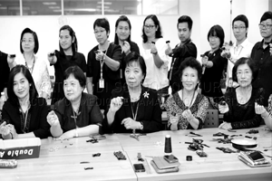จัดทำโบว์ริบบิ้นดำ