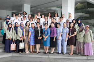  ผู้ช่วยศาสตราจารย์ดร.วันทนา มณีศรีวงศ์กูล รองผู้อำนวยการฯ ฝ่ายบริการวิชาการและวิเทศสัมพันธ์ให้การต้อนรับนักศึกษาพยาบาล ในโครงการแลกเปลี่ยนนักศึกษาระหว่างสถาบัน