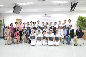 พิธีมอบประกาศนียบัตรแก่ผู้สำเร็จการอบรม หลักสูตรการพยาบาลเฉพาะทาง ประจำปี 2557