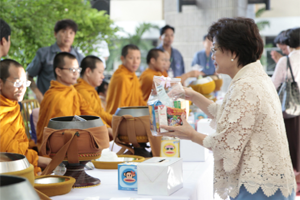 ทำบุญตักบาตรเนื่องในวันวิสาขบูชา ปี 2558 ในวันที่ 29 พฤษภาคม 2558 ณ บริเวณอาคารเรียนรวม คณะแพทยศาสตร์โรงพยาบาลรามาธิบดี