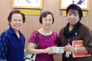 ผู้อำนวยการโรงเรียนพยาบาลรามาธิบดีรับมอบเงินเข้ากองทุนโรงเรียนพยาบาลรามาธิบดีเพื่อการศึกษา