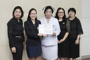 ผู้อำนวยการโรงเรียนพยาบาลรามาธิบดีมอบทุนแก่นักศึกษา หลักสูตรพยาบาลศาสตรมหาบัณฑิต (หลักสูตรนานาชาติ)
