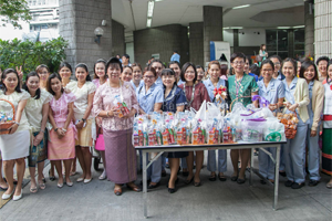 พิธีทำบุญตักบาตรเนื่องในโอกาสส่งท้ายปีเก่าต้อนรับปีใหม่ 2559