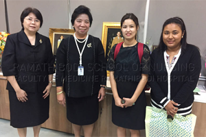 นักศึกษาหลักสูตรพยาบาลศาสตรมหาบัณฑิต (หลักสูตรนานาชาติ) เข้ามอบของที่ระลึกแก่ผู้อำนวยการโรงเรียนพยาบาลรามาธิบดี