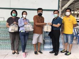 รับมอบข้าวกล่อง จำนวน 100 กล่อง และน้ำดื่ม 200 แพ็ค  จาก มูลนิธิพุทธสถานสันติภาพโลก ประเทศไทย เพื่อเป็นกำลังใจส่งต่อให้กับ Community Isolation