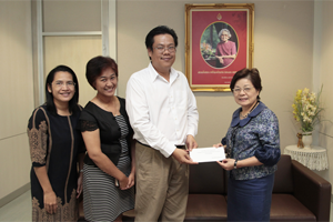 ผู้อำนวยการโรงเรียนพยาบาลรามาธิบดีรับมอบเงินทุนการศึกษา