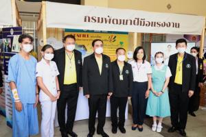The welcoming of Prime Minister General Prayut Chan-o-cha and the Minister of Labour Mr. Suchart Chomklin.