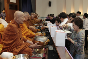 พิธีทำบุญตักบาตร เนื่องในโอกาสงานครบรอบเปิดดำเนินการ 46 ปี คณะแพทยศาสตร์โรงพยาบาลรามาธิบดี