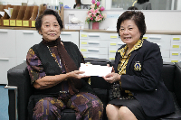 ผู้อำนวยการโรงเรียนพยาบาลรามาธิบดีรับมอบเงินบริจาค