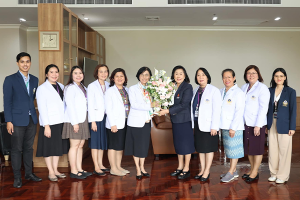 ผู้บริหาร คณาจารย์ และบุคลากร โรงเรียนพยาบาลรามาธิบดี เข้าร่วมแสดงความยินดีกับ รองศาสตราจารย์ ดร.ทัศนา บุญทอง คณบดีวิทยาลัยพยาบาลศาสตร์อัครราชกุมารี ราชวิทยาลัยจุฬาภรณ์
