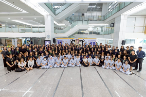 คณะผู้บริหาร คณาจารย์ บุคลากร และนักศึกษาพยาบาลรามาธิบดี โรงเรียนพยาบาลรามาธิบดี คณะแพทยศาสตร์โรงพยาบาลรามาธิบดี มหาวิทยาลัยมหิดล เข้าร่วมพิธีถวายความอาลัยและน้อมรำลึกในพระมหากรุณาธิคุณ แด่ สมเด็จพระนางเจ้าสิริกิติ์ พระบรมราชินีนาถ พระบรมราชชนนีพันปีหลวง 