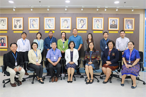 ผู้อำนวยการฯ พร้อมด้วย รองผู้อำนวยการฯ ฝ่ายวิเทศสัมพันธ์ และประธานหลักสูตรพยาบาลศาสตรมหาบัณฑิต (นานาชาติ) ให้การต้อนรับ Mr. Nima-sangay, Dean, Faculty of Nursing and Public Health, Khesar Gyalpo University of Medical Sciences of Bhutan พร้อมทีมบริหาร