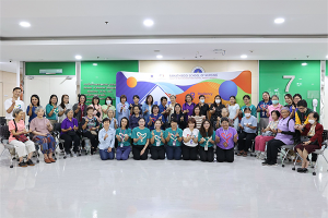 โรงเรียนพยาบาลรามาธิบดี จัดโครงการบริการและเผยแพร่ความรู้สู่ประชาชน เรื่อง “การหกล้มป้องกันได้: ใส่ใจ (ความรู้) เข้าใจ (ความเสี่ยง)” เพื่อเสริมความรู้และประเมินสุขภาพผู้สูงวัยอย่างครบวงจร
