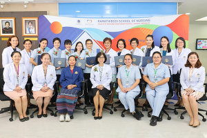 พิธีมอบประกาศนียบัตร แก่ ผู้สำเร็จการอบรม หลักสูตรฝึกอบรมการพยาบาลเวชปฏิบัติทั่วไป (การรักษาโรคเบื้องต้น) (หลักสูตร 2 เดือนหลังพยาบาลศาสตรมหาบัณฑิต) รุ่นที่ 2 ประจำปี 2566